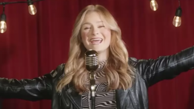 Darci Lynne sings without her puppet with a pure and captivating voice