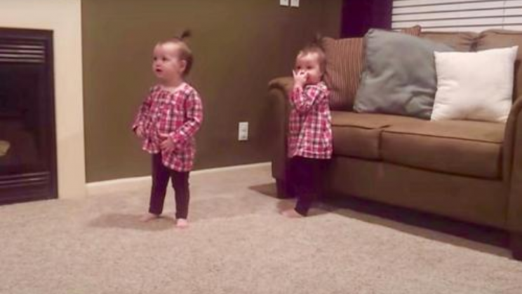 Dad Starts To Play Guitar For Toddler Twins And Their Reaction To Dance Is Adorable