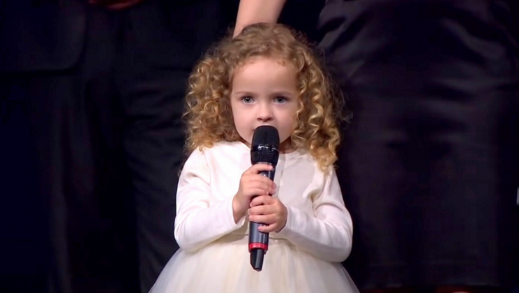 4-year-old takes center stage with heartmelting song