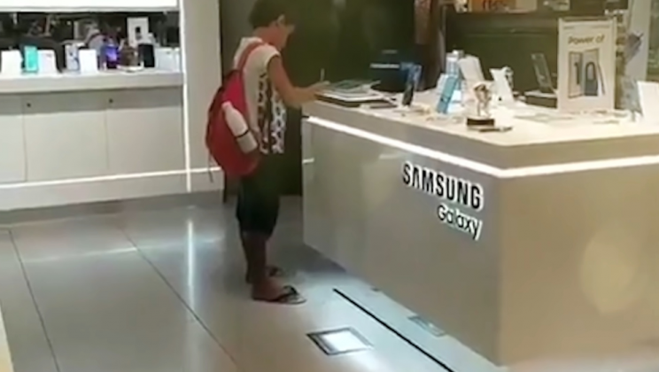 The boy was playing on a tablet in a hardware store when the seller realized what he was doing, filmed him