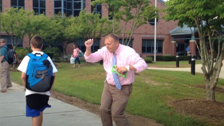 Principal calms kids’ nerves by busting out dance moves on 1st day of school