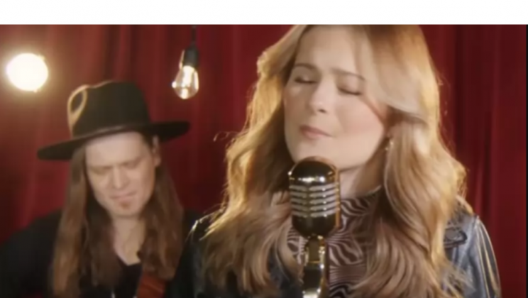 Darci Lynne sings without her puppet with a pure and captivating voice