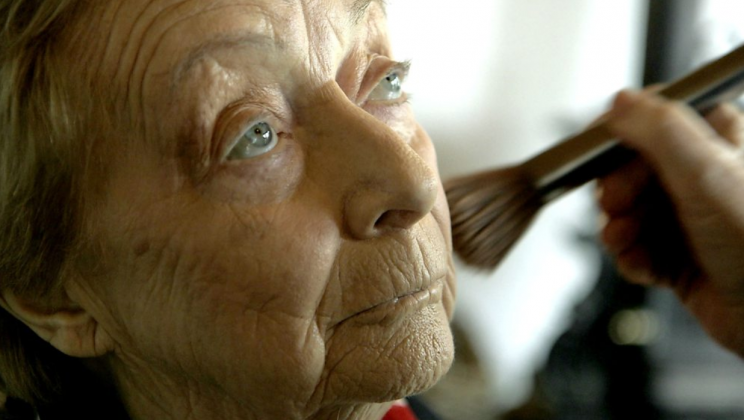 An 84-Year-old man puts makeup on his wife every day – the reason has melted hearts of people all over the world