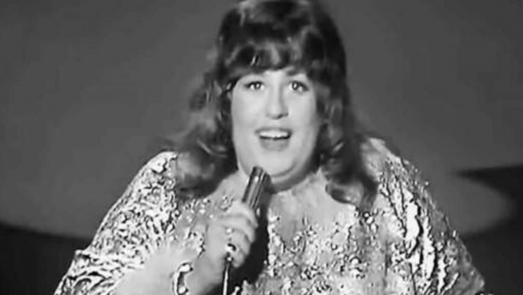 Mama Cass performs ‘Dream a Little Dream of Me’ with her shining voice