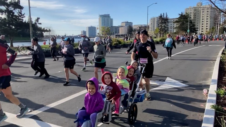 Enthusiastic dad breaks record while running half-marathon pushing his quintuplets