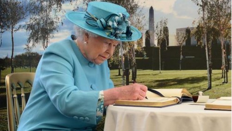 The Queen Left Behind A Secret Letter In A Glass Display That Won’t Be Opened Until 2085