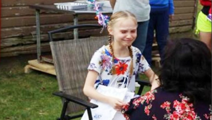 A girl received a gift from her stepmother – looked into the bag again and couldn’t hold back the tears