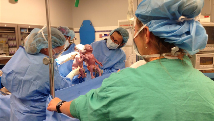 Fresh mother saw the midwife screaming in the delivery room – looked closely at her babies, and realized what had happened