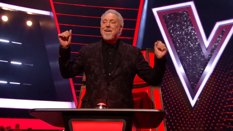 Tom Jones Treats Fans With Spontaneous Performance of ‘It’s Not Unusual’