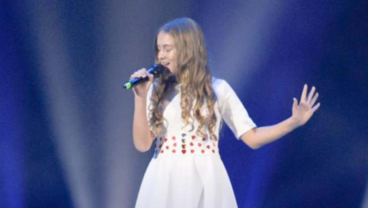 16-year-old ‘Got Talent’ contestant proves Simon Cowell wrong with “Let It Go”