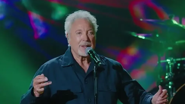 Tom Jones evokes deep emotion with “I’m Growing Old”