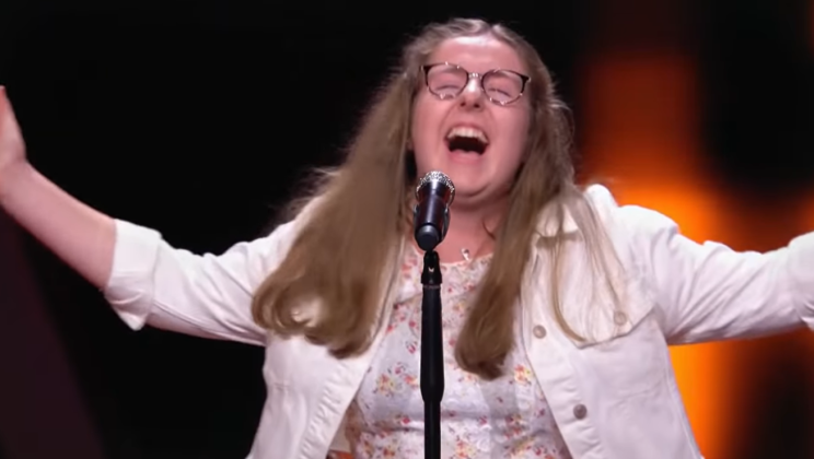 Charming 15-year-old moves The Voice audience by singing ‘Hopelessly Devoted To You’