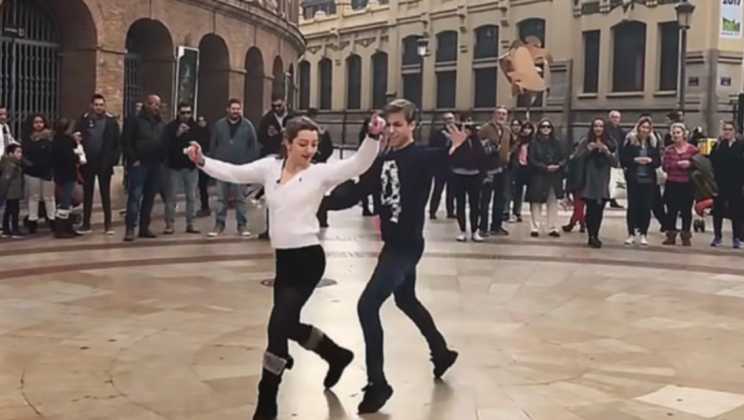 Graceful street dance breaks out among gifted strangers