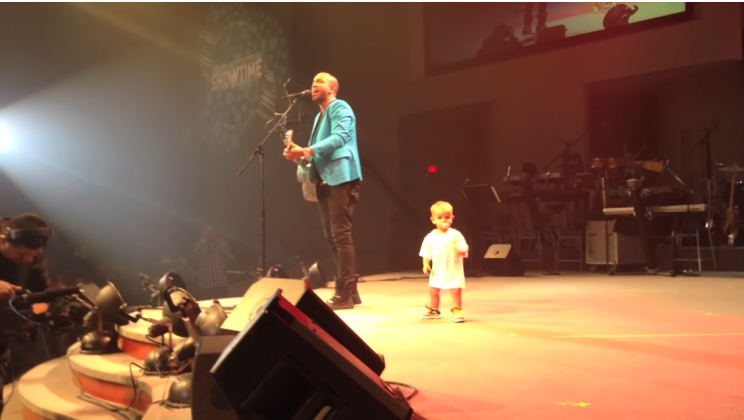 Crowd is going crazy over this little boy who crashed his dad’s concert