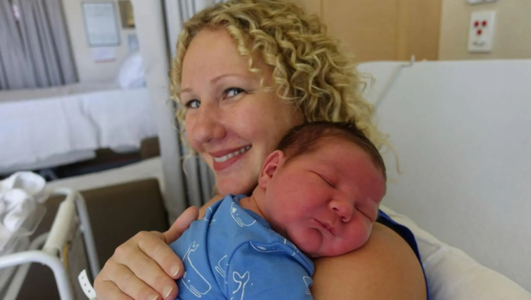 A woman gave birth to a son that weighed 6 kg, making him one of the heaviest babies ever.