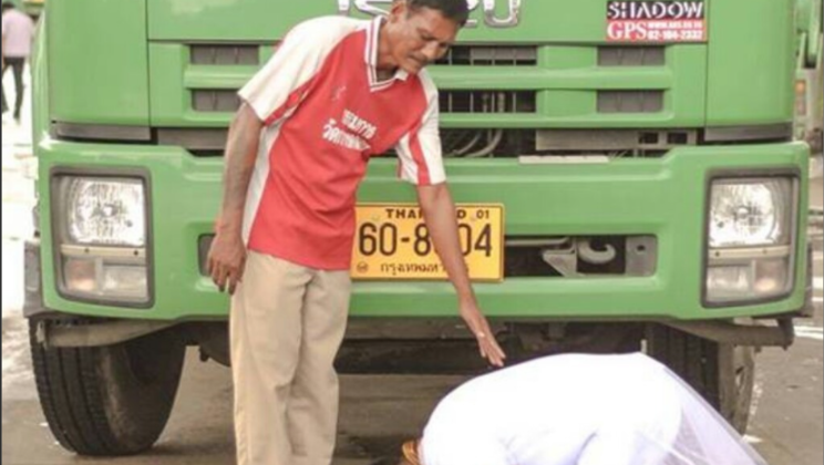 He was Ashamed of His Father who was a Garbage Truck Driver; Now, He Kneels in Front of Him After Graduating from a Prestigious University in Thailand