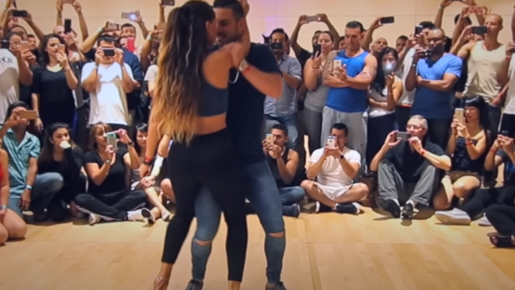 Unveiling the Sensuality of Bachata: Daniel y Desiree’s Mesmerizing Performance in Los Angeles