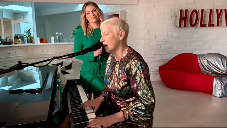 Annie Lennox And Her Daughter, Lola, Sing A Magical Live Rendition Of “There Must Be An Angel”