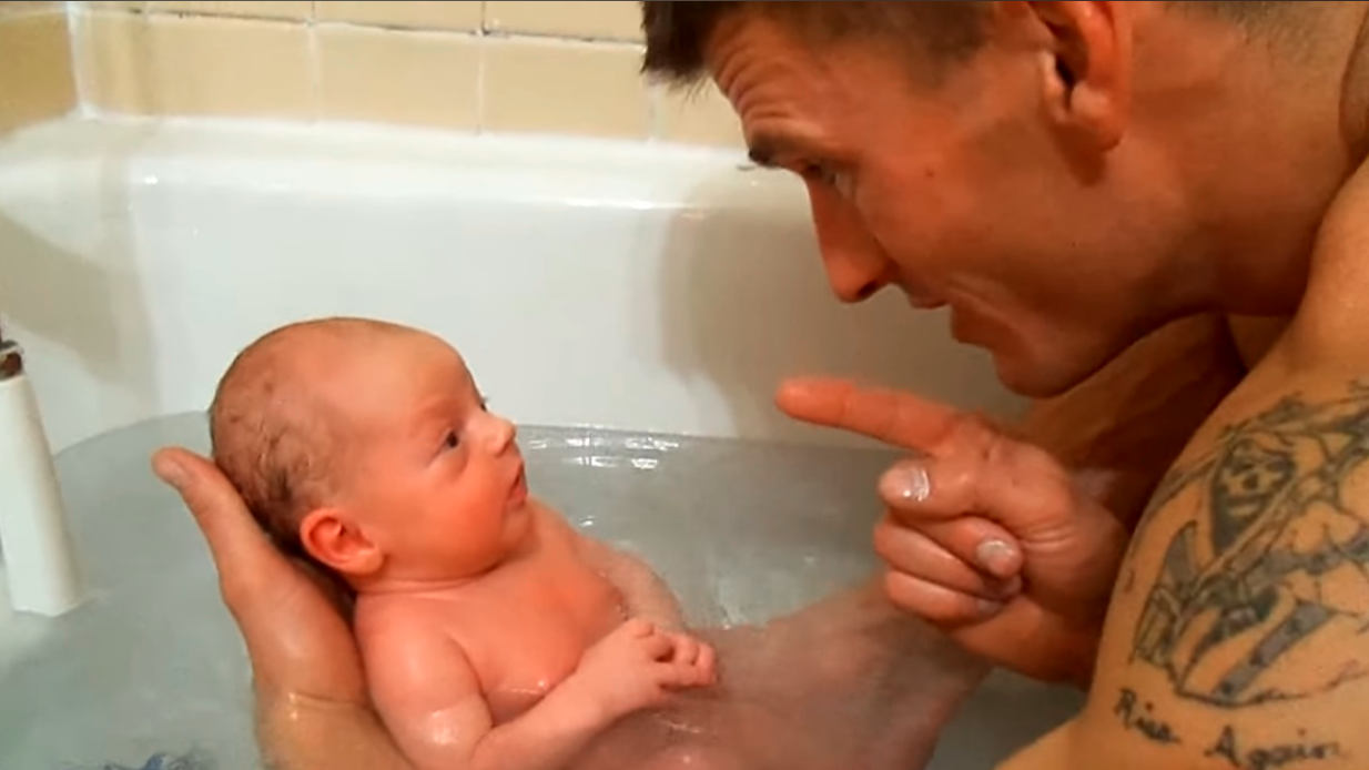 Dad Puts Newborn Baby in Bath for the First Time – This is So Precious