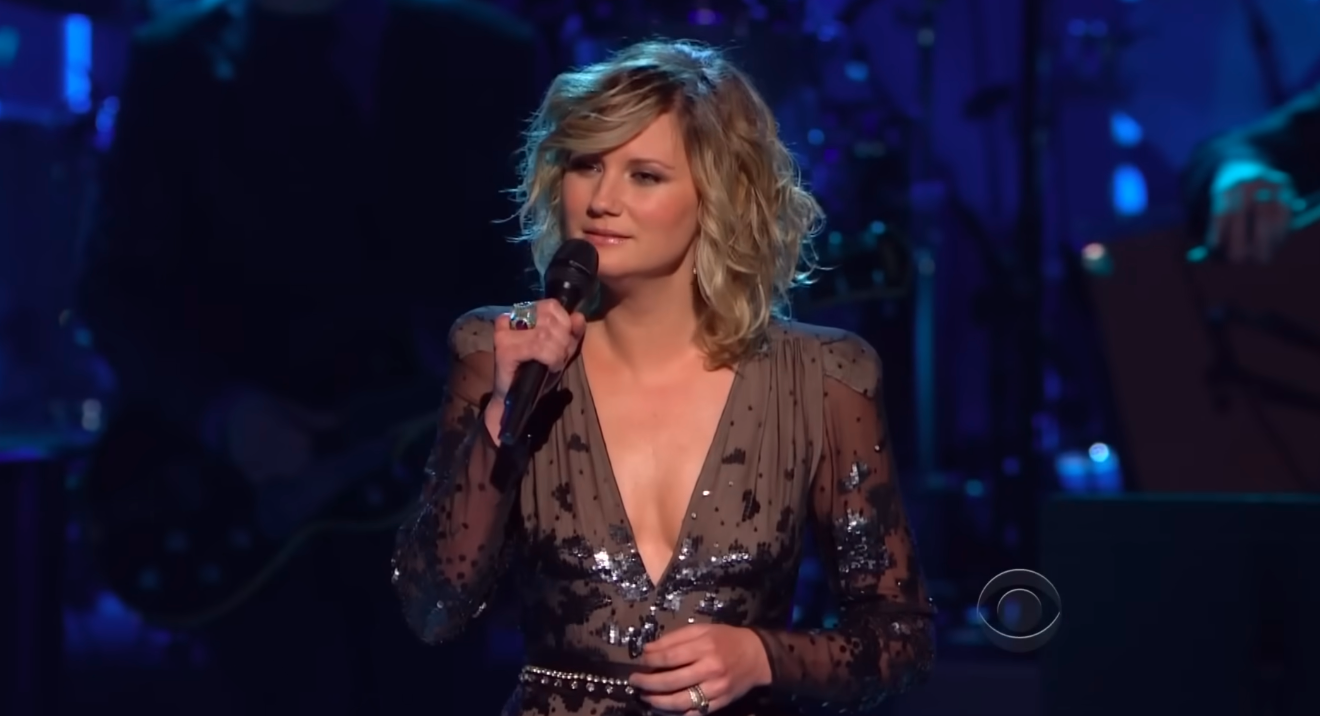 Jennifer Nettles Sings Stunning Neil Diamond Tribute in Front of the Legend Himself