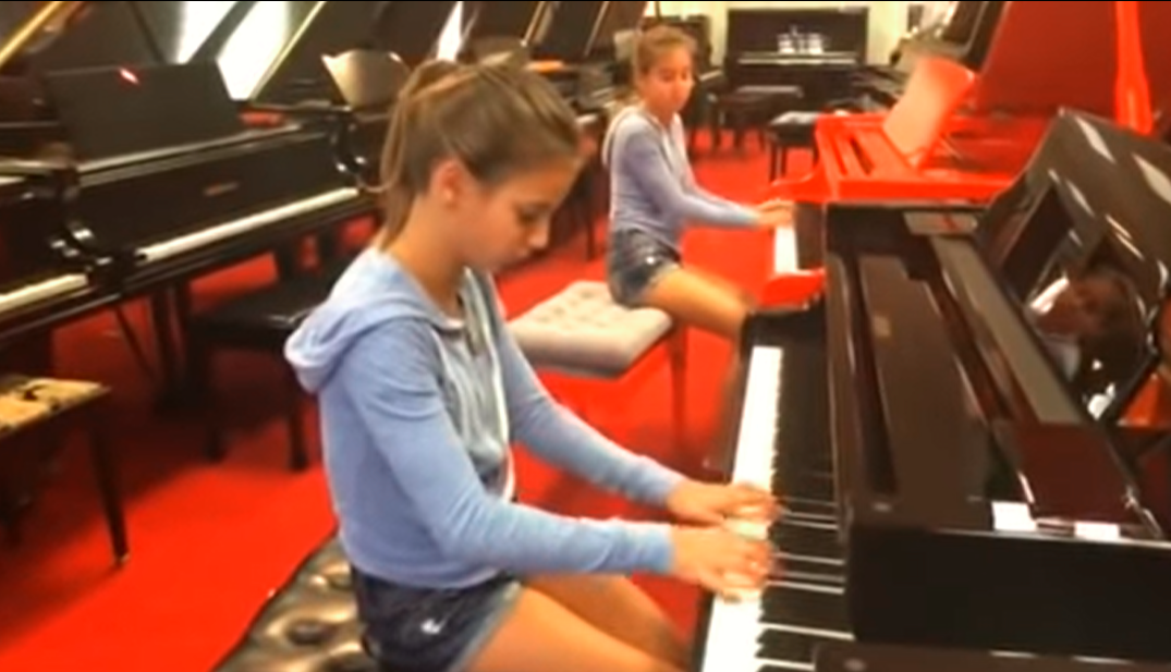 Twin Sisters Take Over Piano Store With Boogie-Woogie Performance