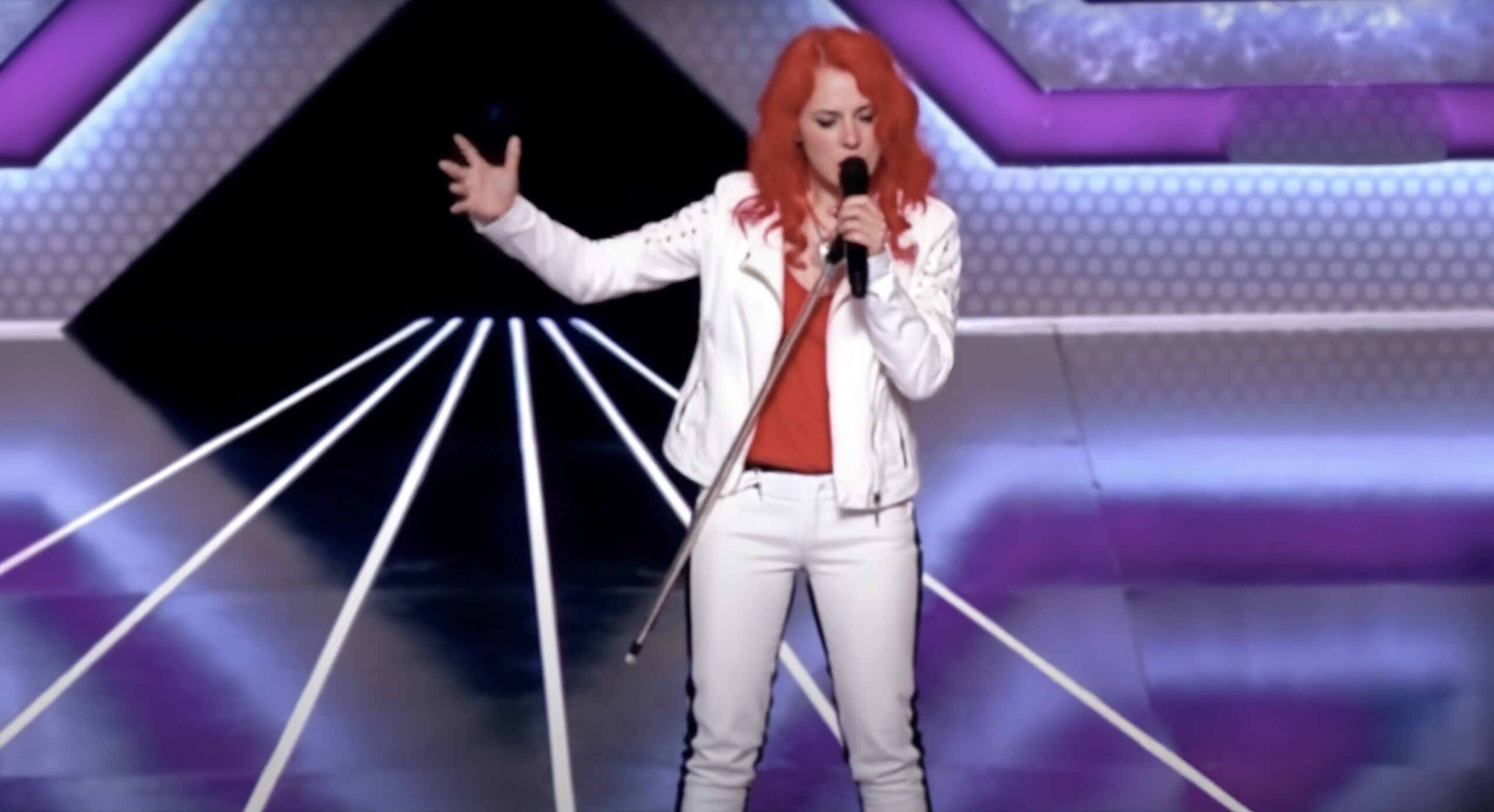 Crowd Smirks At Redheaded Lady, Regrets It When She Sets The Stage Ablaze With ‘Queen’