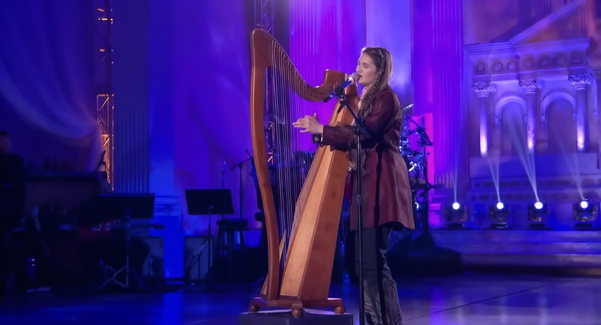 15-Yr-Old Cowgirl Stuns The Judges, But Check Out the Instrument She Plays!