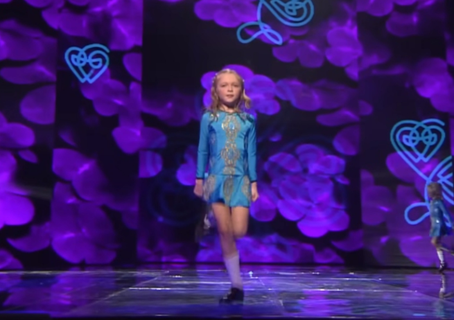 Tiny Sister Joins Her Big Sister on Stage — And What Happens Next Brings the Crowd to Its Feet