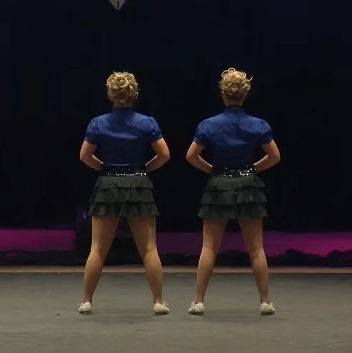 Lookalike Sisters’ Lightning-Fast Clogging Routine Leaves Crowds in Awe