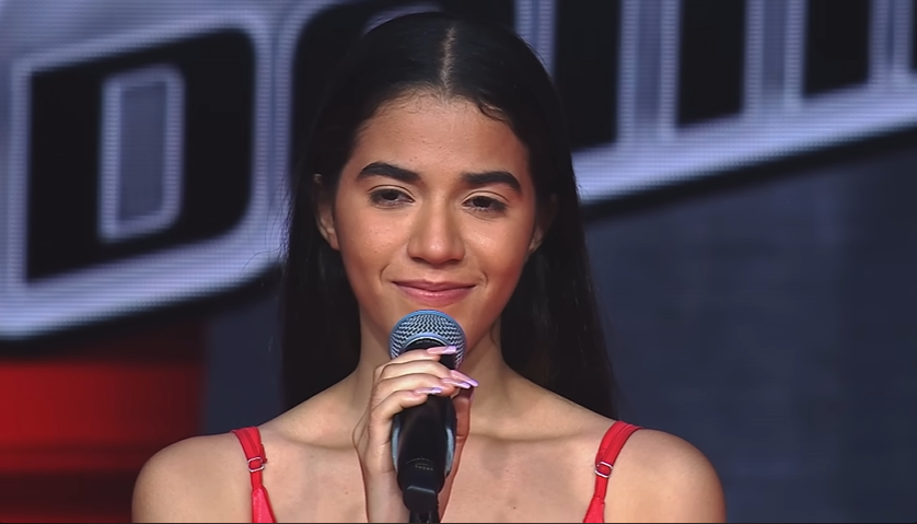 Actuación Ardiente en el Escenario: Una Joven Artista Brilla con Voz, Carisma y una Presencia Inolvidable