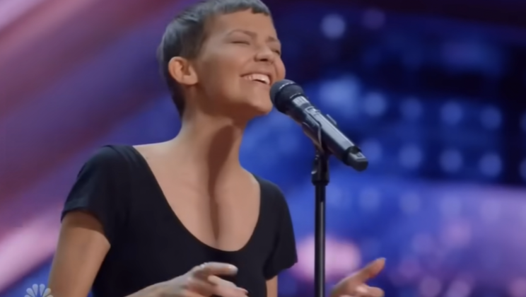 Eine mutige Künstlerin liefert eine der unvergesslichsten und emotionalsten Performances auf der Bühne