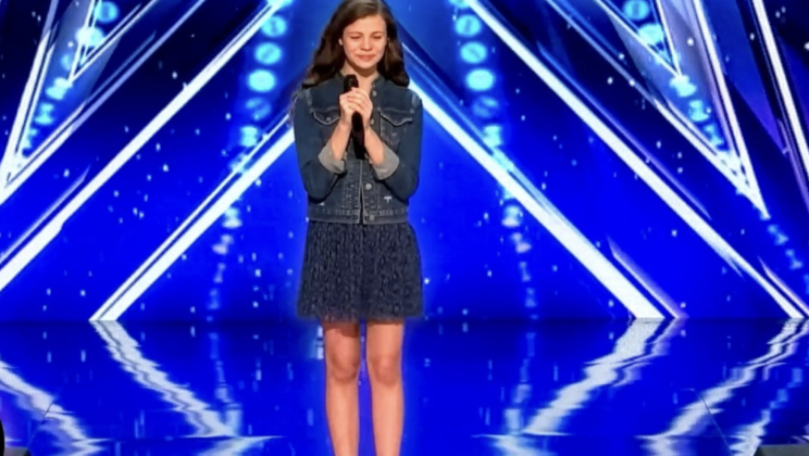 Una cantante de 13 años hace que Simon Cowell se ponga de pie y le dé una ovación de pie.