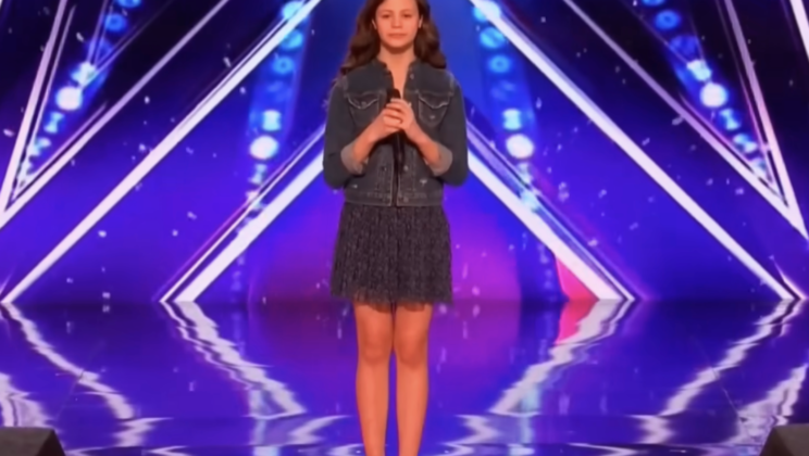 Una cantante de 13 años hace que Simon Cowell se ponga de pie y le dé una ovación de pie.