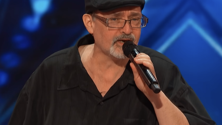 Die Performance eines Hausmeisters einer Mittelschule schockiert die Jury und bringt ihm den Goldenen Buzzer bei „America’s Got Talent” ein