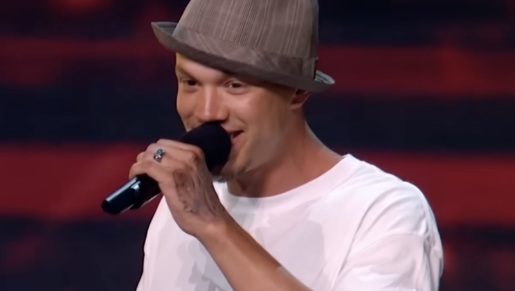 Un cantante di 28 anni che ha trasformato un passato difficile in una seconda possibilità a The X Factor