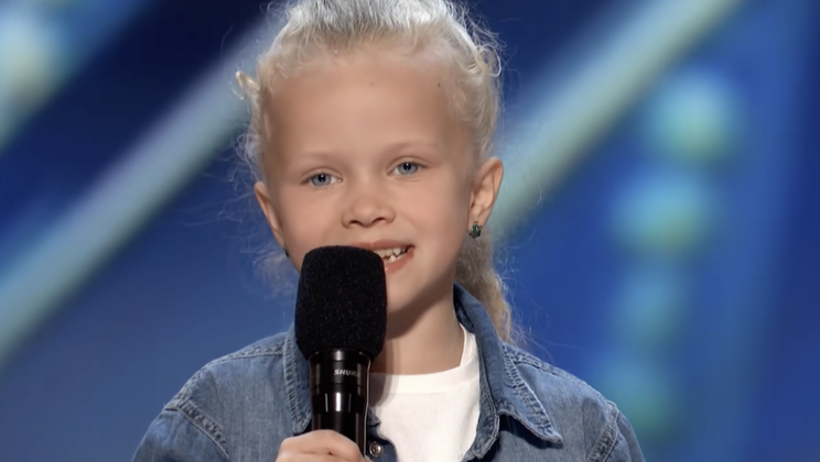 Una giovane ballerina conquista la sala con energia e sicurezza ad America’s Got Talent