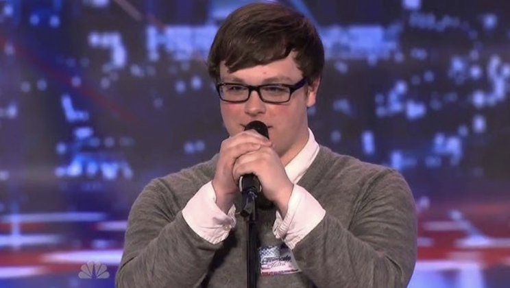 Jeté dehors parce qu’il était gay, Jonathan Allen est revenu deux ans plus tard pour livrer une performance qui a donné des frissons à tout le monde