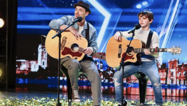 Duo padre-figlio commuove Simon Cowell fino alle lacrime a Britain’s Got Talent con una toccante canzone tributo