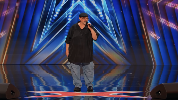 La performance d’un concierge de collège choque les juges et lui vaut le Golden Buzzer dans « America’s Got Talent »