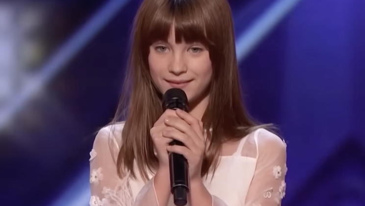 Quand cette jeune fille de 13 ans ouvre la bouche pour chanter, le public est stupéfait